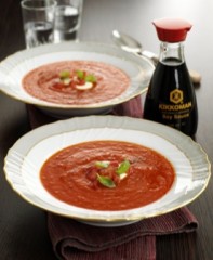 Sopa de tomate, pimenta  e molho de soja Kikkoman